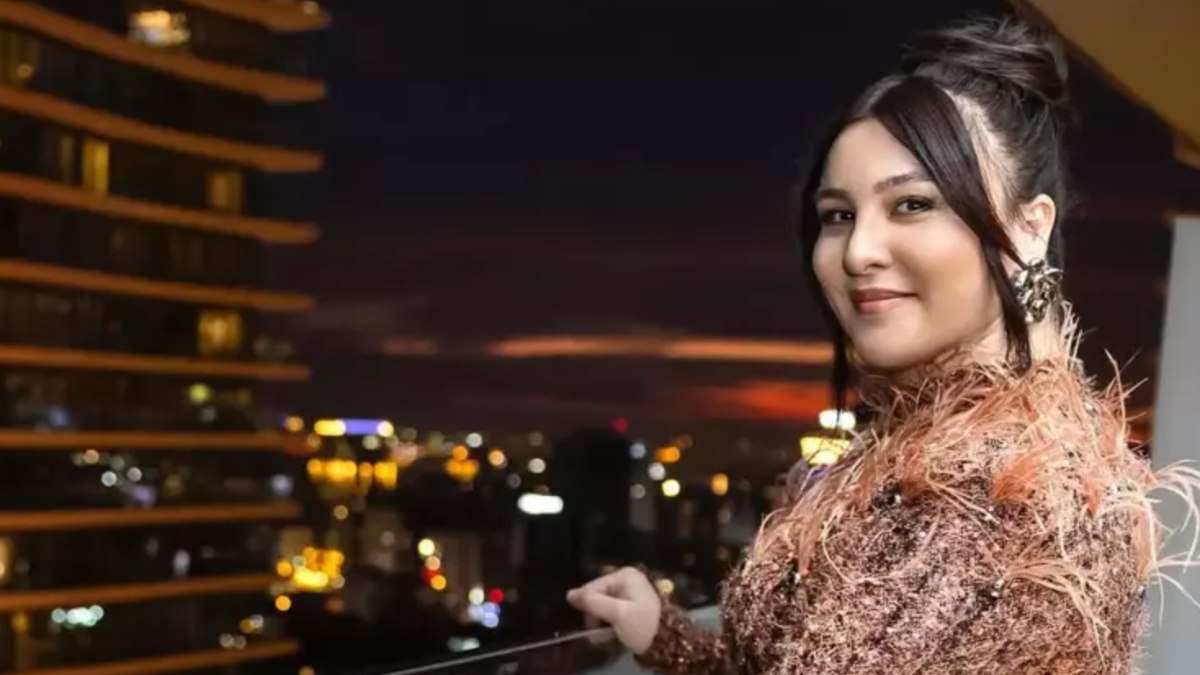 Yasemin Sakallıoğlu’nun 12 Kiloluk Gösteri Kıyafeti Sosyal Medyada Gündem Yarattı
